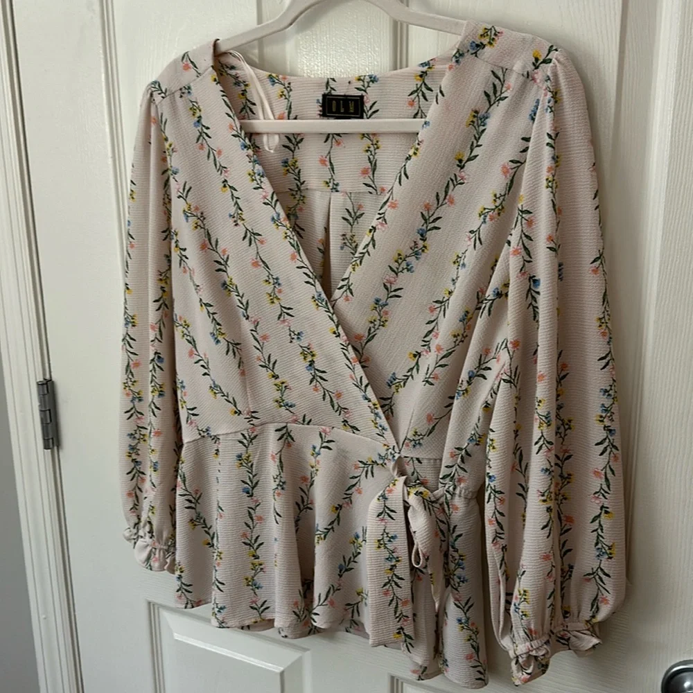 SOLD 💚 OLM Light Pink Floral Wrap Flattering Peplum Top L - Picture 4 of 11